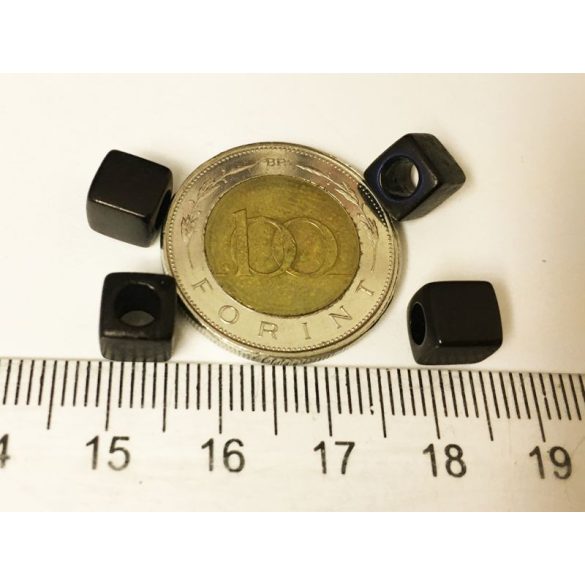 FEKETE *Szóköz* akril KOCKAGYÖNGY