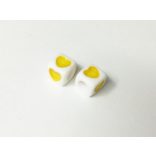 SÁRGA - Szivecske mintás akril gyöngy KOCKA (7*7mm)