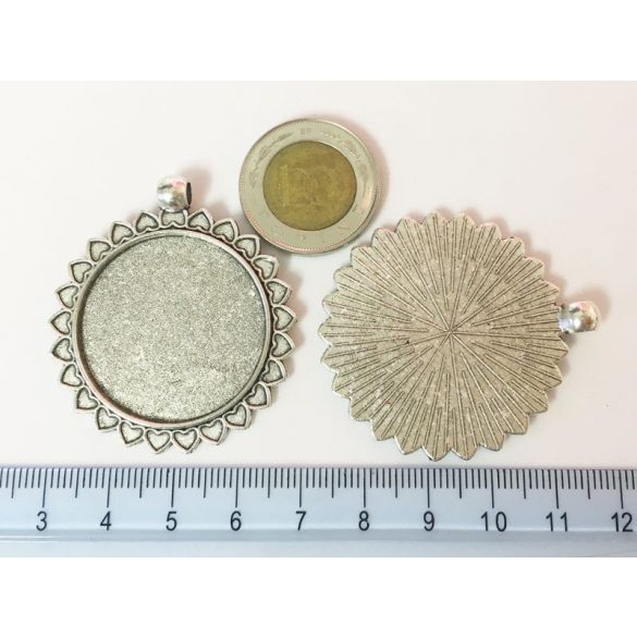 Antik ezüst medál-alap szivecskékkel (30mm)