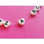 * A * betű - Fehér alapon fekete, SZÍV alakú akril gyöngy