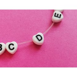   * D * betű - Fehér alapon fekete, SZÍV alakú akril gyöngy