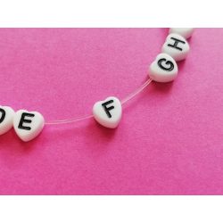   * F * betű - Fehér alapon fekete, SZÍV alakú akril gyöngy