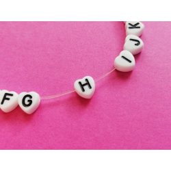   * H * betű - Fehér alapon fekete, SZÍV alakú akril gyöngy