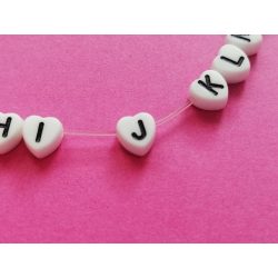   * J * betű - Fehér alapon fekete, SZÍV alakú akril gyöngy