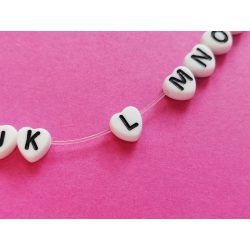   * L * betű - Fehér alapon fekete, SZÍV alakú akril gyöngy