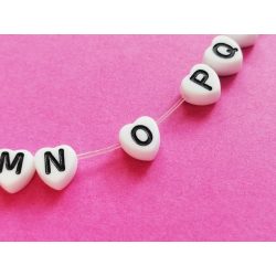   * O * betű - Fehér alapon fekete, SZÍV alakú akril gyöngy