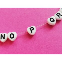   * P * betű - Fehér alapon fekete, SZÍV alakú akril gyöngy