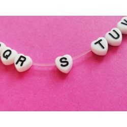   * S * betű - Fehér alapon fekete, SZÍV alakú akril gyöngy