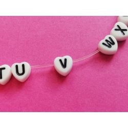   * V * betű - Fehér alapon fekete, SZÍV alakú akril gyöngy
