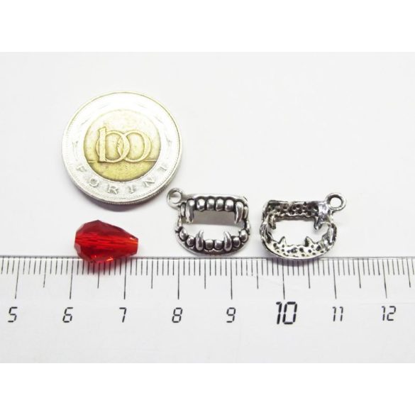 Vámpírfog és *vércsepp*-gyöngy :)