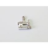 Antik ezüst varrógép charm (15mm)