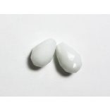 Csiszolt csepp alakú üveggyöngy-pár - TEJFEHÉR - 15x10mm