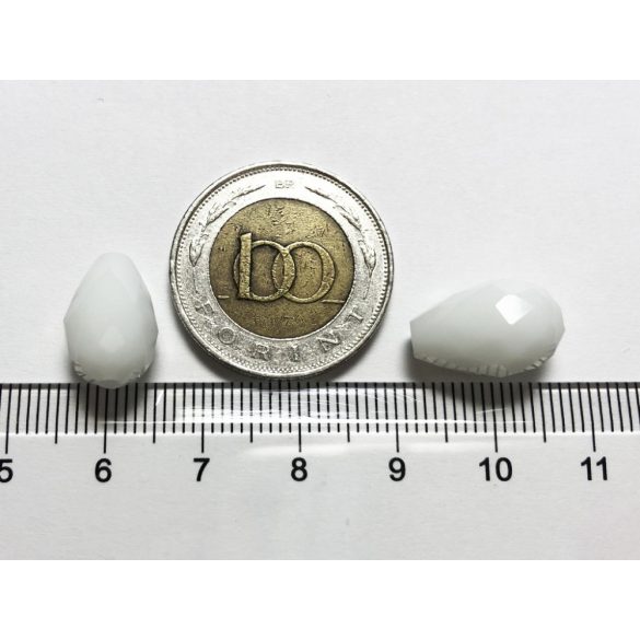 Csiszolt csepp alakú üveggyöngy-pár - TEJFEHÉR - 15x10mm