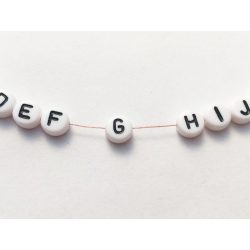 *G* betű - Fehér alapon fekete, kerek lapos akril gyöngy.