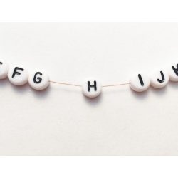 *H* betű - Fehér alapon fekete, kerek lapos akril gyöngy.
