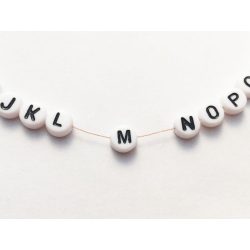*M* betű - Fehér alapon fekete, kerek lapos akril gyöngy.