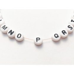 *P* betű - Fehér alapon fekete, kerek lapos akril gyöngy.