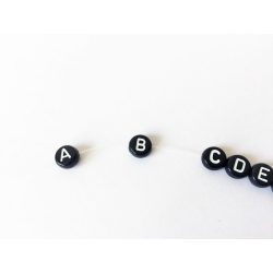 *B* betű - Fekete alapon Fehér kerek lapos akril gyöngy