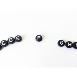 *F* betű - Fekete alapon Fehér kerek lapos akril gyöngy