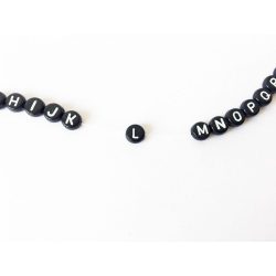 *L* betű - Fekete alapon Fehér kerek lapos akril gyöngy