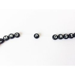 *P* betű - Fekete alapon Fehér kerek lapos akril gyöngy