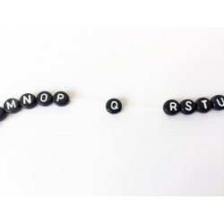 *Q* betű - Fekete alapon Fehér kerek lapos akril gyöngy