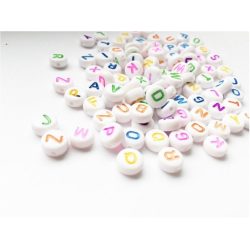 *F* betű - Fehér alapon SZÍNES kerek lapos akril gyöngy