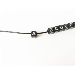 *A* betű - Fekete alapon Fehér KOCKA alakú akril gyöngy