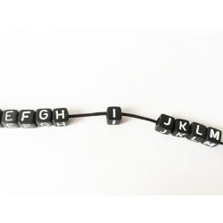 *I* betű - Fekete alapon Fehér KOCKA alakú akril gyöngy