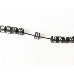 *Q* betű - Fekete alapon Fehér KOCKA alakú akril gyöngy