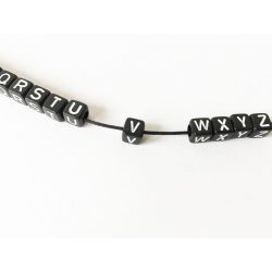 *V* betű - Fekete alapon Fehér KOCKA alakú akril gyöngy