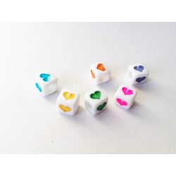   Fehér alapon színes szives KOCKA alakú akril gyöngy-csomag (6db)
