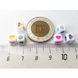 Fehér alapon színes szives KOCKA alakú akril gyöngy-csomag (6db)