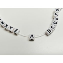   *A* betű - FEHÉR  alapon Fekete KOCKA alakú akril gyöngy (6*6mm)