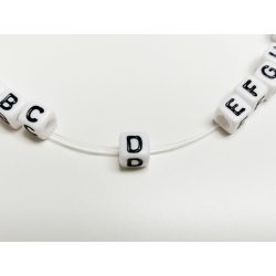   *D* betű - FEHÉR  alapon Fekete KOCKA alakú akril gyöngy (6*6mm)