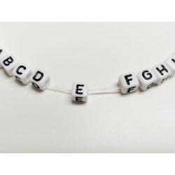   *E* betű - FEHÉR  alapon Fekete KOCKA alakú akril gyöngy (6*6mm)