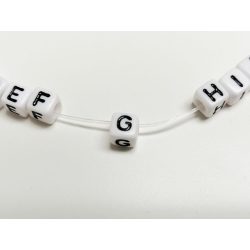   *G* betű - FEHÉR  alapon Fekete KOCKA alakú akril gyöngy (6*6mm)