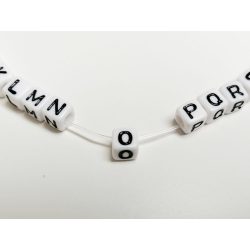   *O* betű - FEHÉR  alapon Fekete KOCKA alakú akril gyöngy (6*6mm)