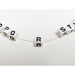   *R* betű - FEHÉR  alapon Fekete KOCKA alakú akril gyöngy (6*6mm)