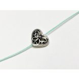 Áttört mintás szív alakú fém gyöngy pillangóval