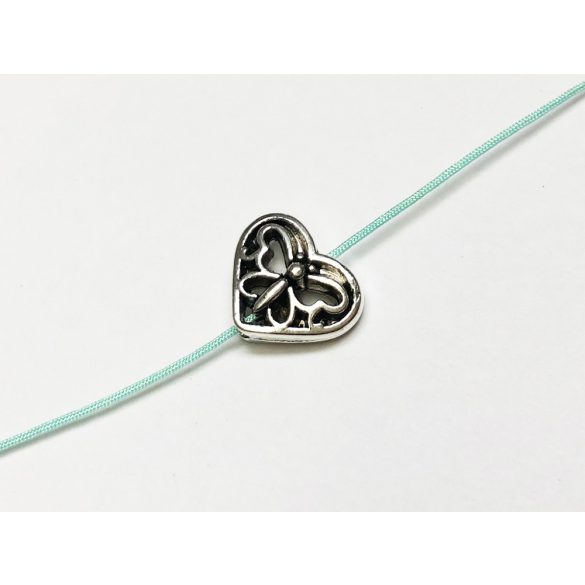Áttört mintás szív alakú fém gyöngy pillangóval
