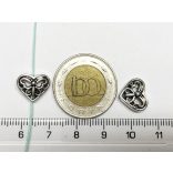 Áttört mintás szív alakú fém gyöngy pillangóval