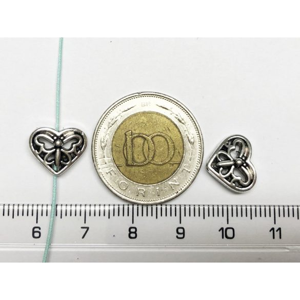 Áttört mintás szív alakú fém gyöngy pillangóval