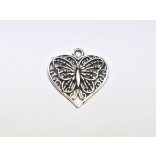 Lepke szívben - áttört mintás medál