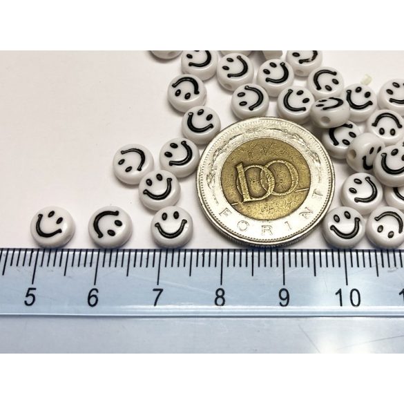 Fehér alapon fekete SMILEY FACE akril gyöngy (7mm)